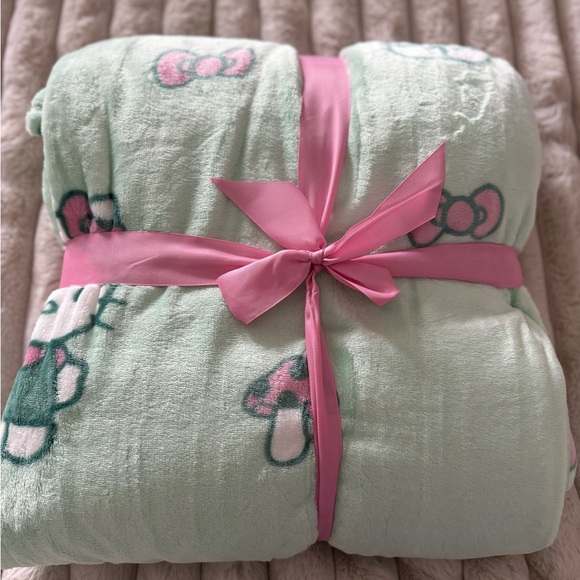 Hello kitty plush blanket - Picture 3 of 3